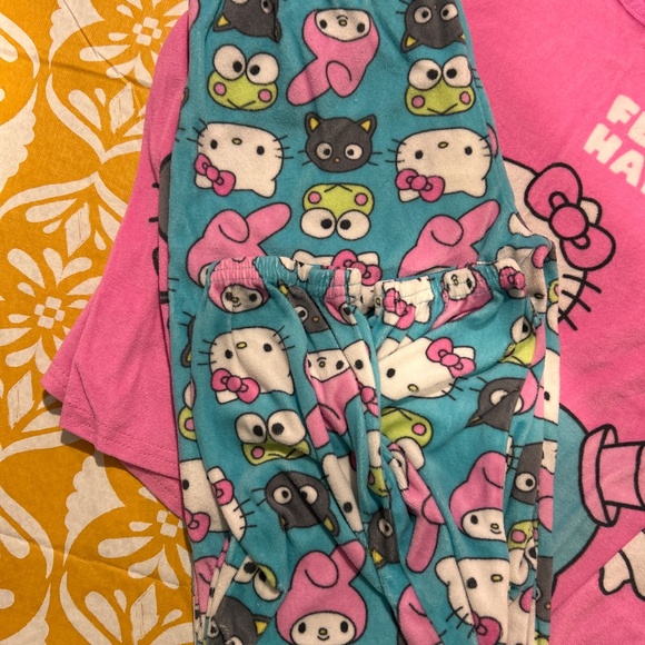 Girls Hello Kitty Pajamas Size M - Picture 2 of 3